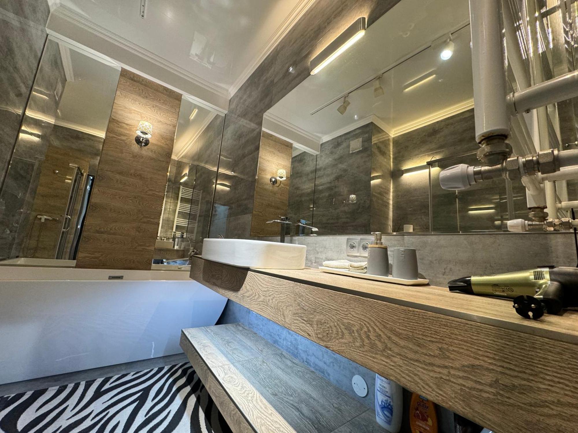 New Two Bedrooms In Centre Apartment
